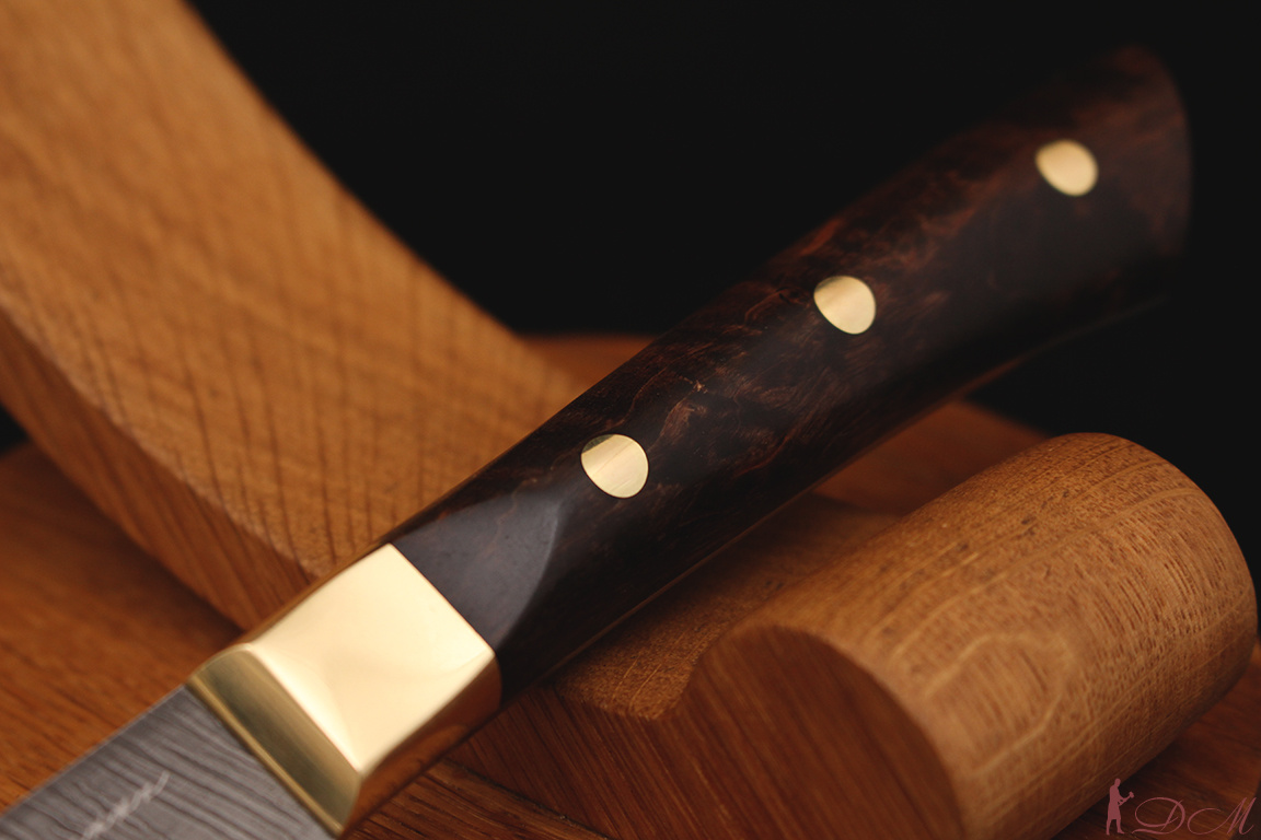 Нож серии east-west Сантоку дамасская сталь, рукоять коричневая карельская береза.